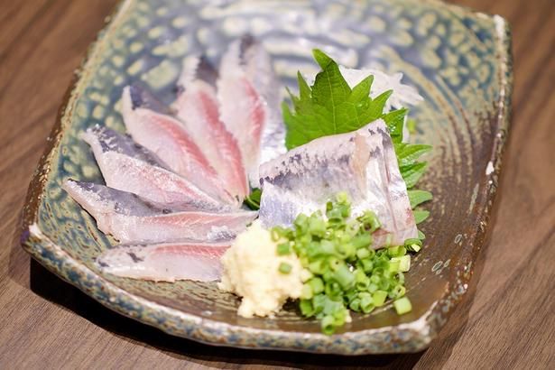 新鮮ないわしを味わうならまずは刺⾝から。「いわしの刺⾝」(880円)