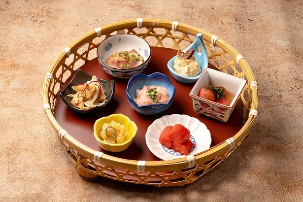 旬の素材を彩りよく盛り合わせた「おばんざい3〜7種盛り」(1500円〜3000円)と一緒にお酒を楽しみたい