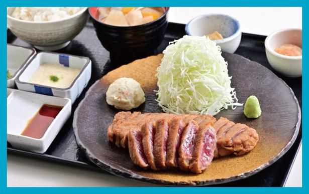 特製の山わさびソースや岩塩でいただくのもおすすめ「⽜かつ定⾷195グラム ⼩鉢3種付き定⾷」(2810円)