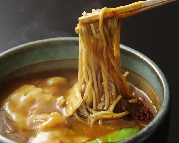 オリジナルの出汁で深みのある味わいの「カレー南蛮そば」は、鶏と黒豚の2種からお好みで選ぼう