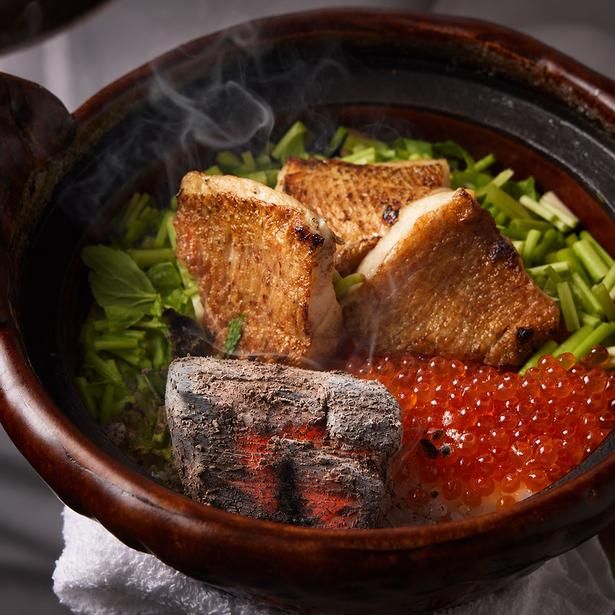 新秋⼑⿂と柚⾹いくらが具材の「炭」⼟鍋ご飯、「炭焼き新秋⼑⿂と柚⾹いくらの⼟鍋飯」(3850円)が看板メニュー