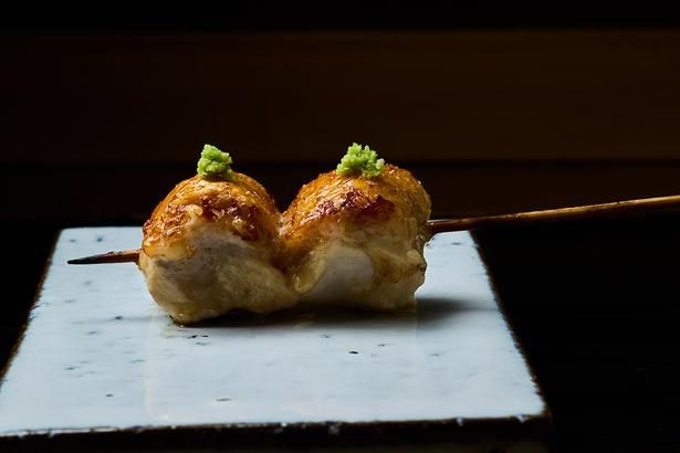 一人ひとりに合わせたメニューを提供するおまかせスタイル。自慢の一品「つくね」はぜひ味わいたい