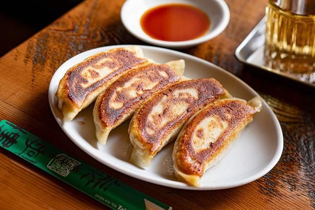 約12センチで食べ応えたっぷりの「ジャンボ焼餃子 4個」(880円)