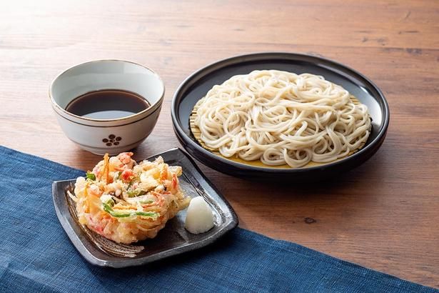 更科粉を使用した自社製麺と、厳選「厚削り本枯節」の出汁で本格的なそばを食べられる「小諸そば」