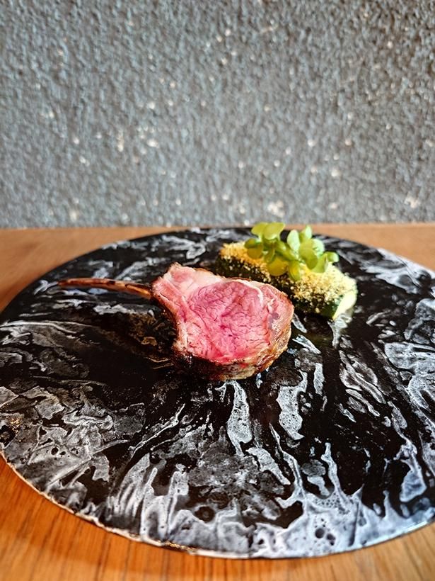 看板メニューの「ラムチョップ」(2800円)で、まずは羊をじっくり堪能して