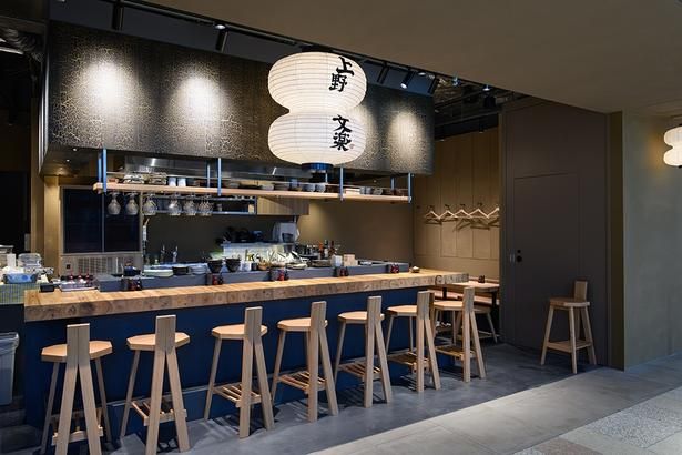 上野で長く愛され続けてきた焼き鳥の名店「上野⽂楽」