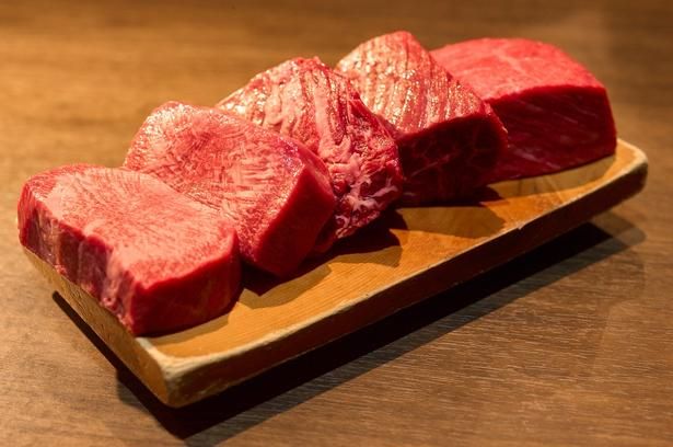 タン・ハラミ・和⽜⾚⾝の盛り合わせ「名物ブラボー盛り厚切り三種 450グラム」(6980円〜)で上質な肉をしっかり堪能する