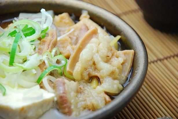 柔らかくて旨味たっぷりの自慢の一品「和⽜もつ煮込み」(中 748円〜)は必ず味わってみて