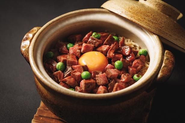 季節の厳選素材と一緒に炊き込んだ「名物炊き⽴て⼟鍋ご飯」(2200円〜)は絶品