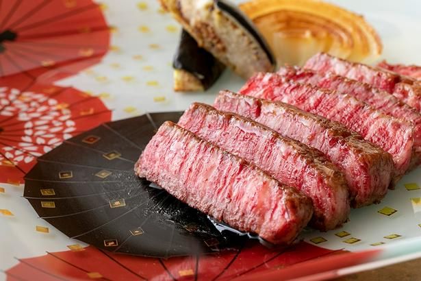 選び抜いた和牛を鉄板焼きで。素材の魅力を存分に味わう
