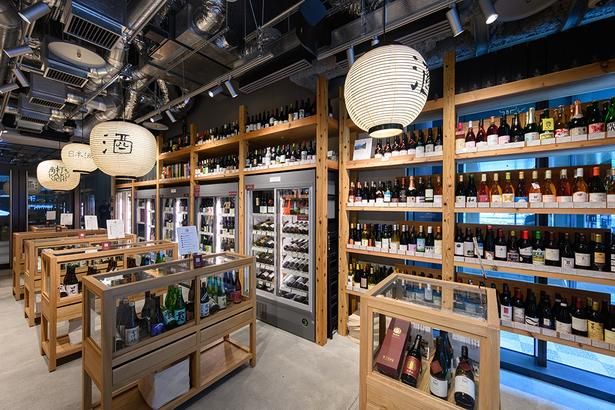 日本全国の日本酒や日本ワインがずらりと並ぶ店内。気になった1本は実際に購入して持ち帰ることも可能。女性1人でも気軽に立ち寄れる