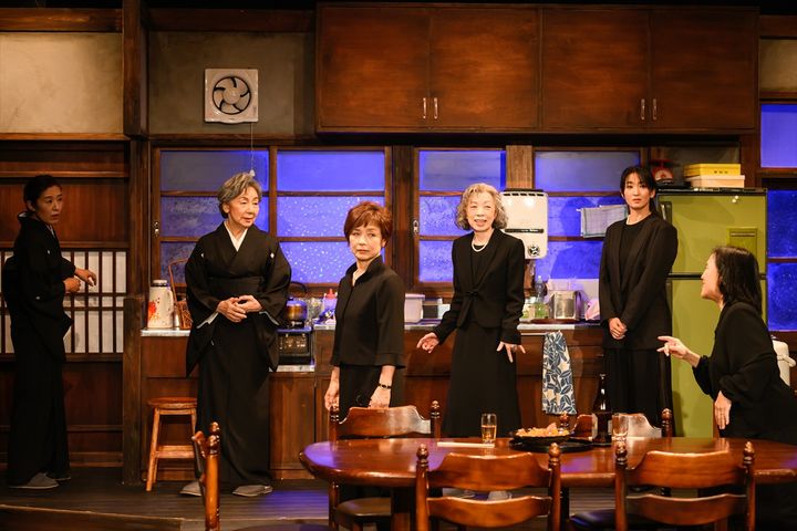 ONEOR8『台所の女たちへ』舞台稽古の様子 写真：塚田史香 width=