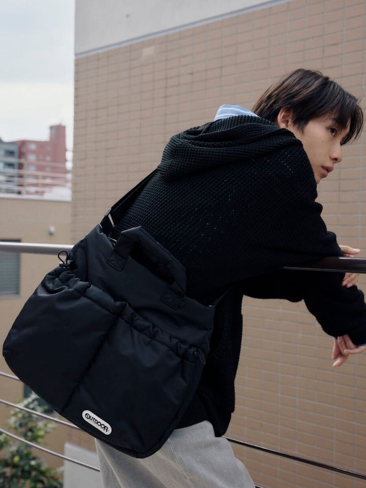 【1万円台の名品バッグ】PCが余裕で入る収納力！男女兼用で使えるDAWNCE×アウトドアプロダクツの別注ショルダーバッグが登場