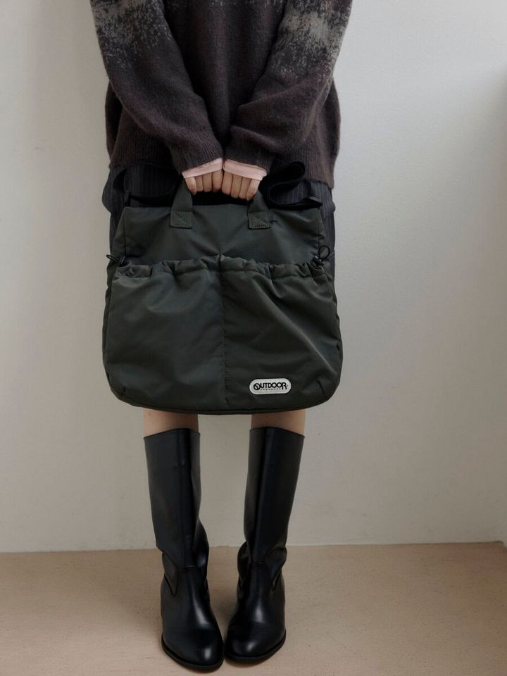 【1万円台の名品バッグ】PCが余裕で入る収納力！男女兼用で使えるDAWNCE×アウトドアプロダクツの別注ショルダーバッグが登場