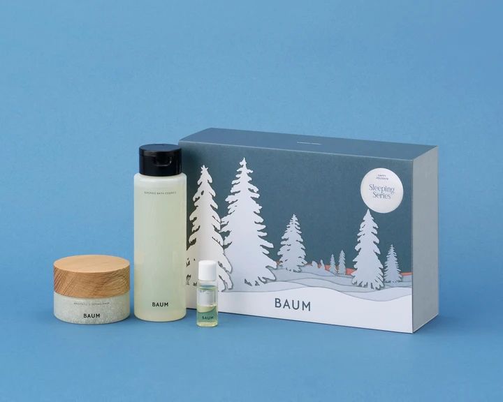 BAUM バウム クリスマスコフレ 2026 スリーピング シリーズ セット￥13,970（2026年11月5日数量限定発売） セット内容：アロマティック スリーピングマスク n（木製パッケージ）80g、スリーピング バスエッセンス n〈浴用化粧料〉190mL、モイスチャライジング オイル n 6mL（添付品）