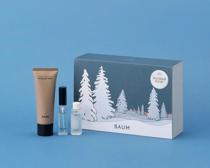 BAUM バウム クリスマスコフレ 2026 ウッドランド ウインズ セット ￥9,020（2026年11月26日数量限定発売） セット内容：オーデコロン ミニサイズ 10mL、アロマティック ハンドクリーム n 75g、ハイドロエッセンス ローション n〈化粧液〉16mL（添付品）