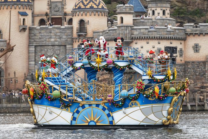 東京ディズニーシーのショー「ディズニー・クリスマス・グリーティング」の船