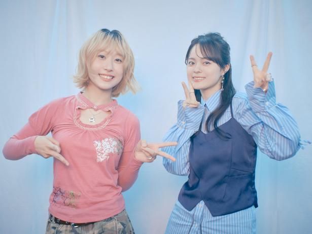 【写真を見る】永瀬アンナ＆とたが初対面！ちょい照れピースがかわいい 撮影/Jumpei Yamada(ブライトイデア)