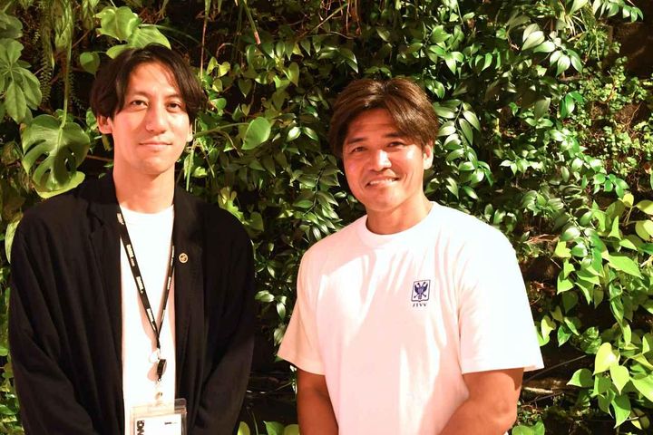 画像: (C)JUN.S セッションを終え、写真撮影に応じてくださったDMM.comフットボール事業部の小出剛氏（左）と大久保嘉人氏