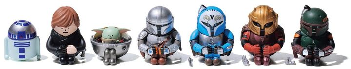『マンダロリアン・アンド・グローグー』のフィギュア。体育座り＆無表情のゆるさがカワイイ