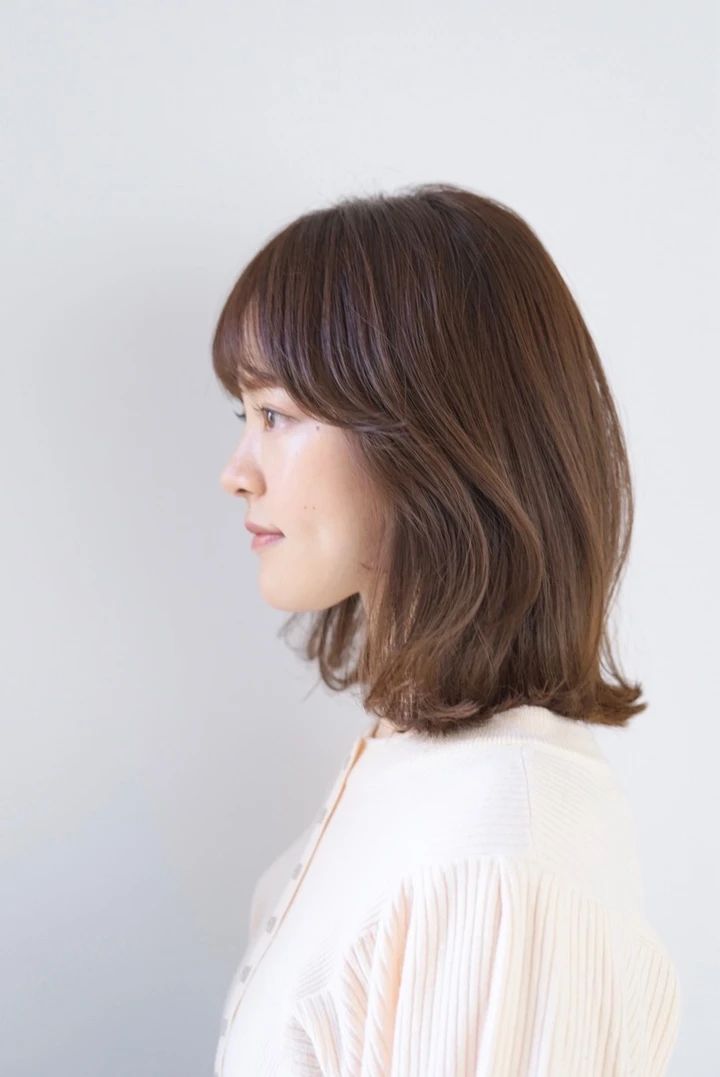 30代髪型・ミディアムのサイド