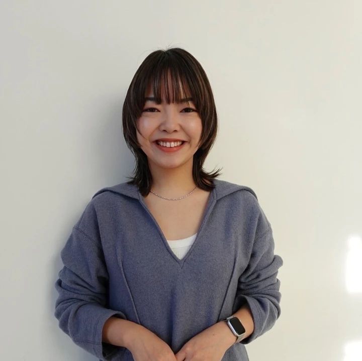 【2026年】小顔見えが叶う「ミディアム」ヘアスタイル19選。大人女子に似合う、今っぽく洒落るスタイルを厳選_49
