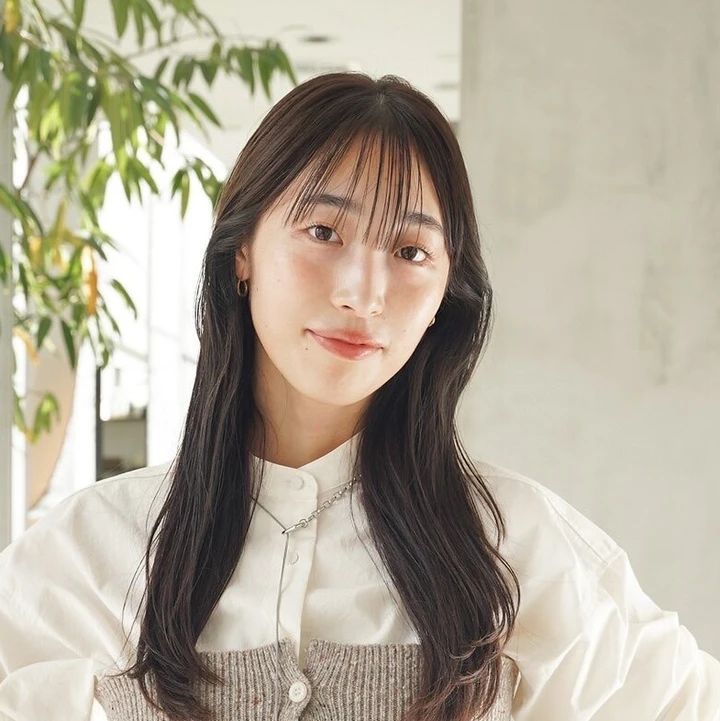 【2026年】小顔見えが叶う「ミディアム」ヘアスタイル19選。大人女子に似合う、今っぽく洒落るスタイルを厳選_59