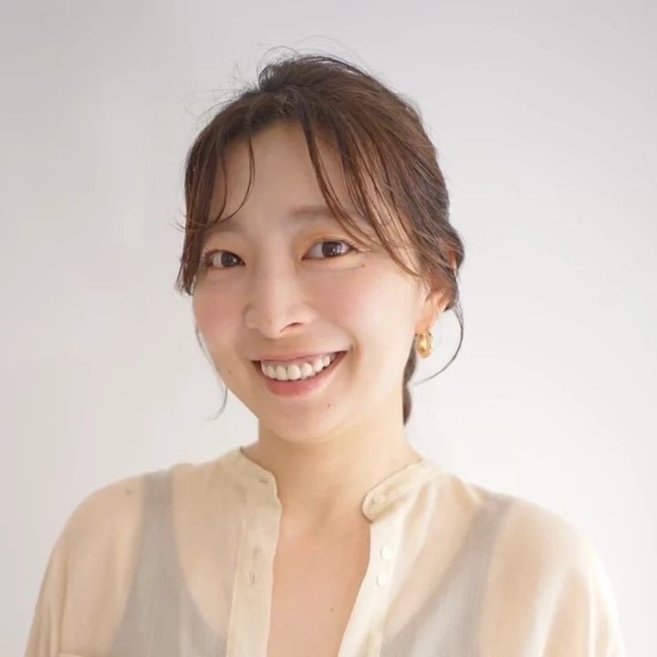【2026年】小顔見えが叶う「ミディアム」ヘアスタイル19選。大人女子に似合う、今っぽく洒落るスタイルを厳選_24