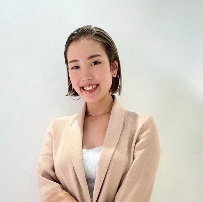 【2026年】小顔見えが叶う「ミディアム」ヘアスタイル19選。大人女子に似合う、今っぽく洒落るスタイルを厳選_55