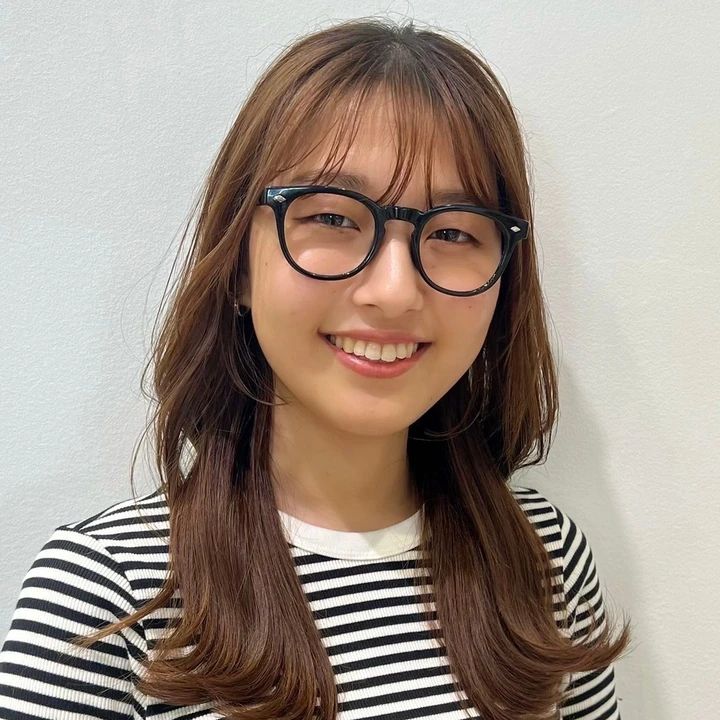 【2026年】小顔見えが叶う「ミディアム」ヘアスタイル19選。大人女子に似合う、今っぽく洒落るスタイルを厳選_45