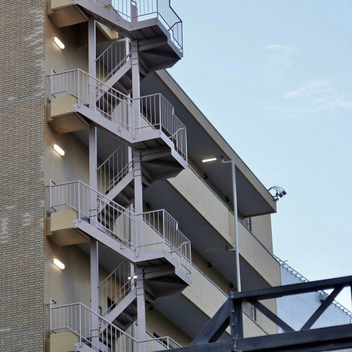マンションの外側に設置された、複数階に続く非常階段。