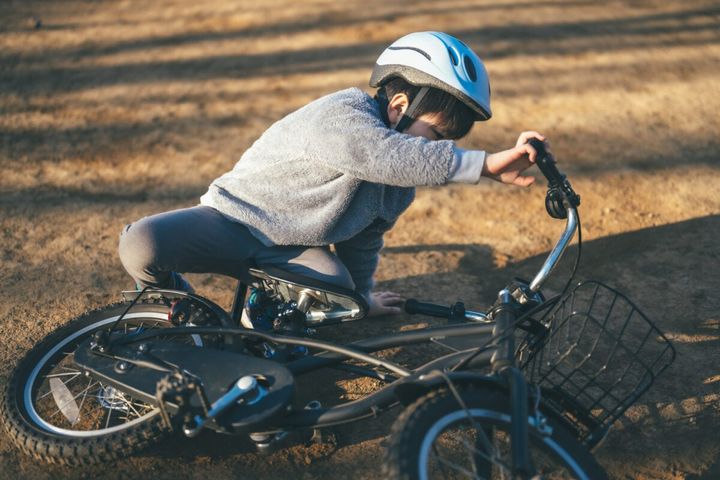 自転車に乗った子どもが転倒時にハンドルに腹部をぶつけた場合の対処法は？（画像はイメージ）