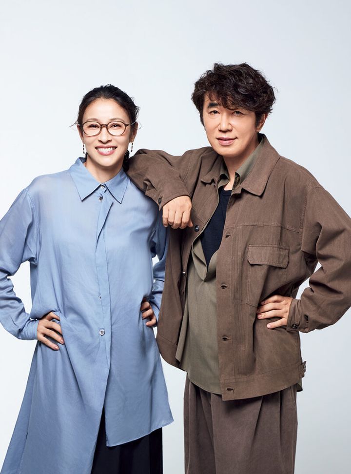 水野さん：シャツ￥88,000、スカート￥99,000／ともにヨウジヤマモト（ヨウジヤマモト プレスルーム）、ピアス￥31,900／グロッセ（グロッセ・ジャパン）、めがね￥49,500／999.9（フォーナインズ）、靴／スタイリスト私物