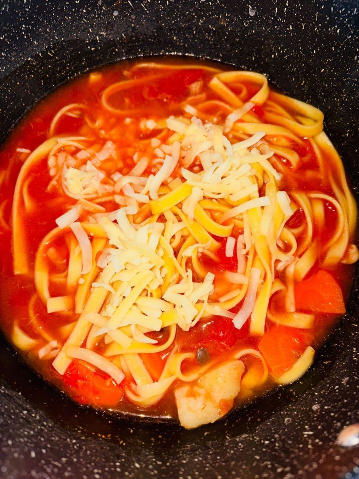 ピザ風仕立てのクリームパスタ