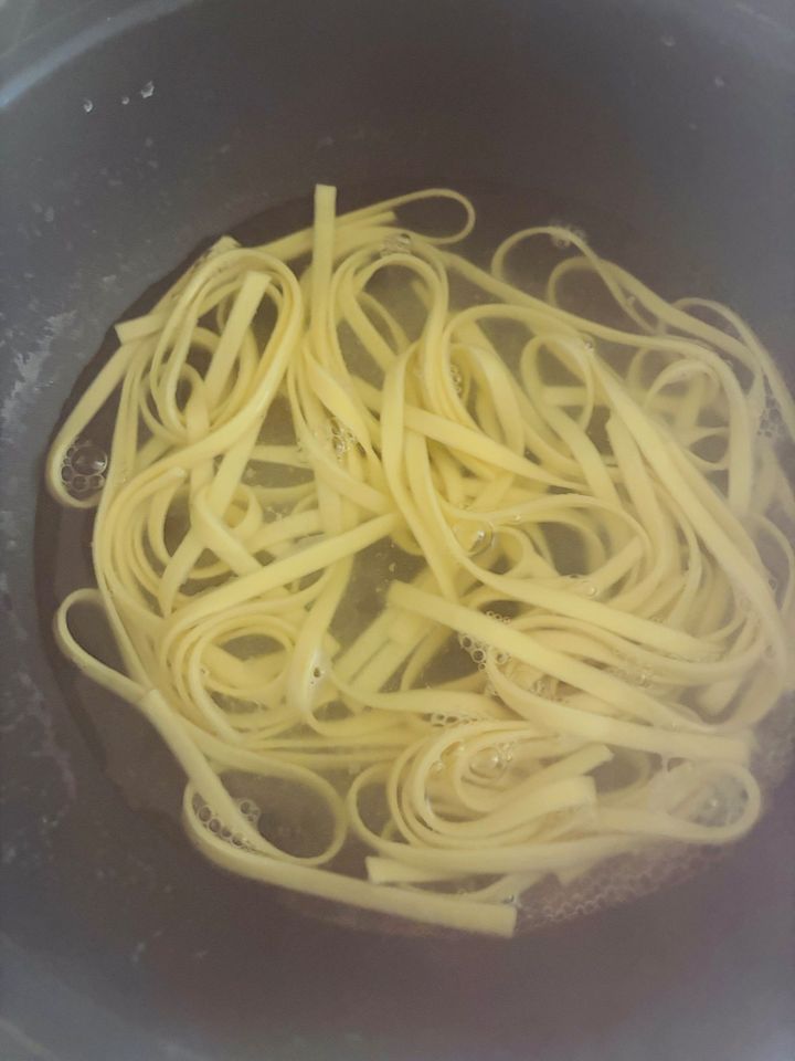 ピザ風仕立てのクリームパスタ