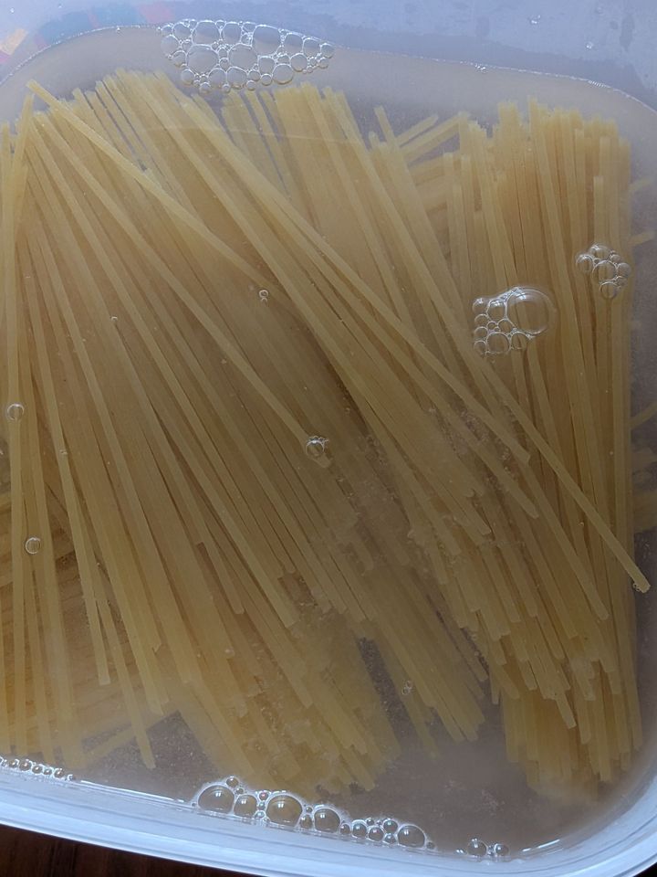 5、スパゲッティを●と一緒に耐熱容器に入れ、600wの電子レンジで加熱する。スパゲッティの袋の表示の1分多めの時間に設定する。