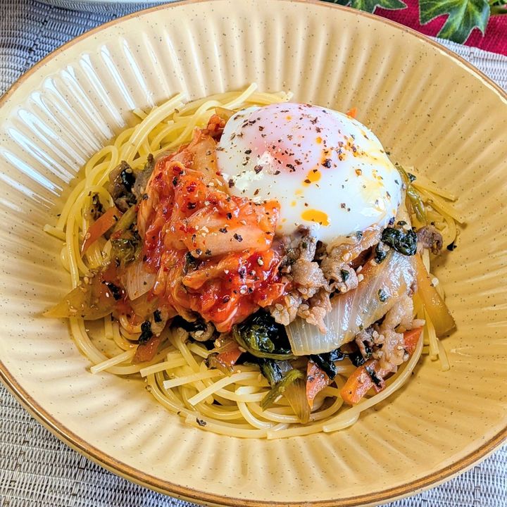 7、工程4、キムチ、温玉をのせる。お好みでラー油、ブラックペッパーもかけてください。