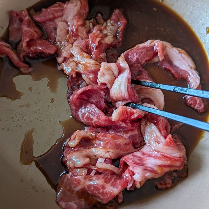 1、牛肉薄切りと◯をフライパンに入れて混ぜ合わせる。