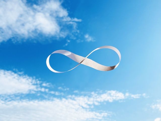 永遠のマークが描かれた青空