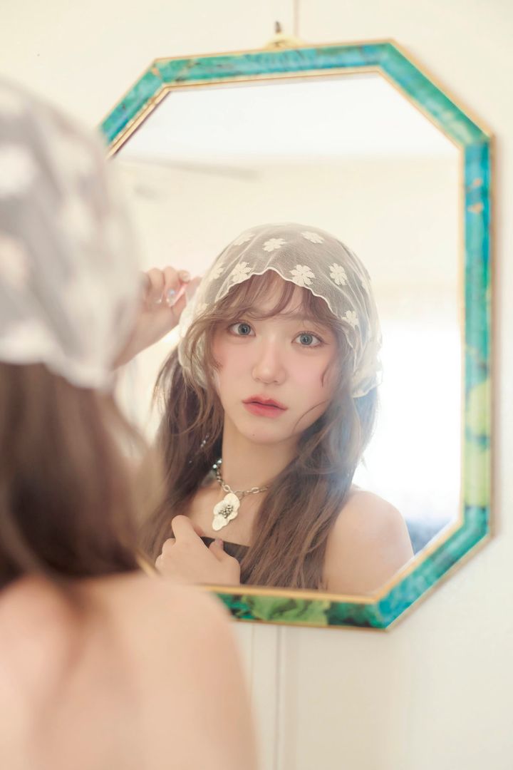 LOVE野口衣織がバブーシュカ姿で鏡を見つめるソロカット