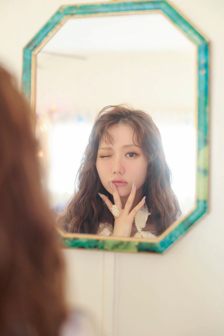 ＝LOVE大谷映美里が鏡越しにウィンクを見せるソロショット