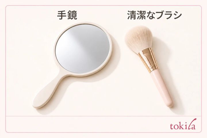 色合わせを確認する手鏡と、パウダーチークをぼかす清潔なブラシ