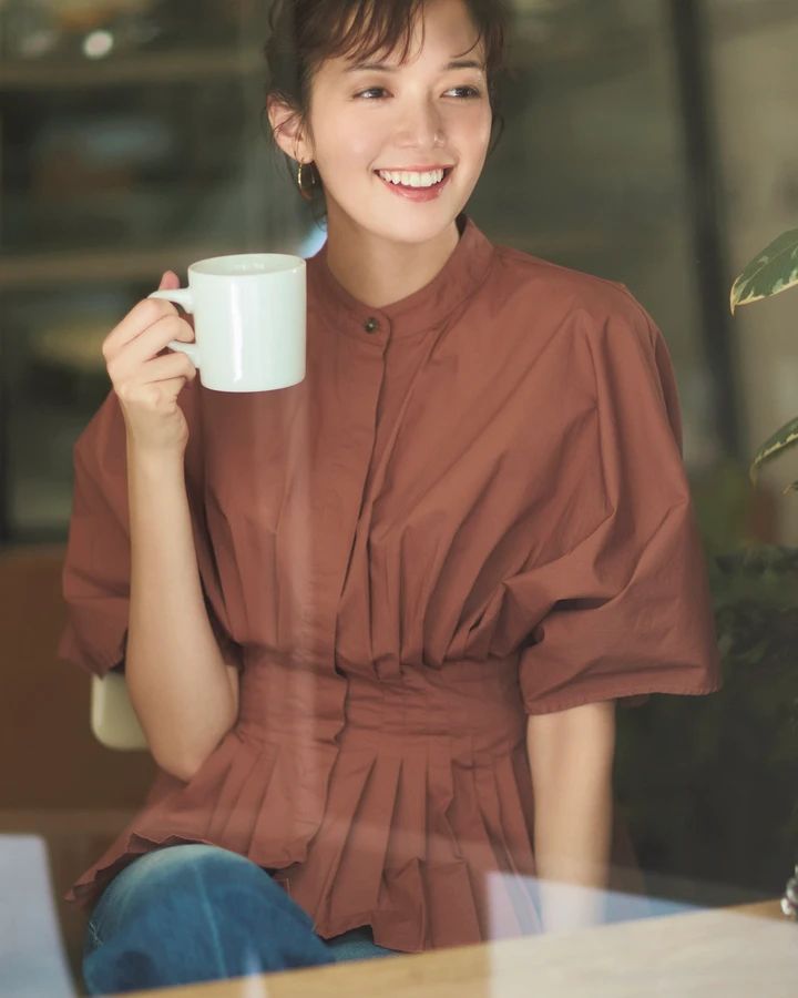 佐藤栞里 ブラウンコーデ