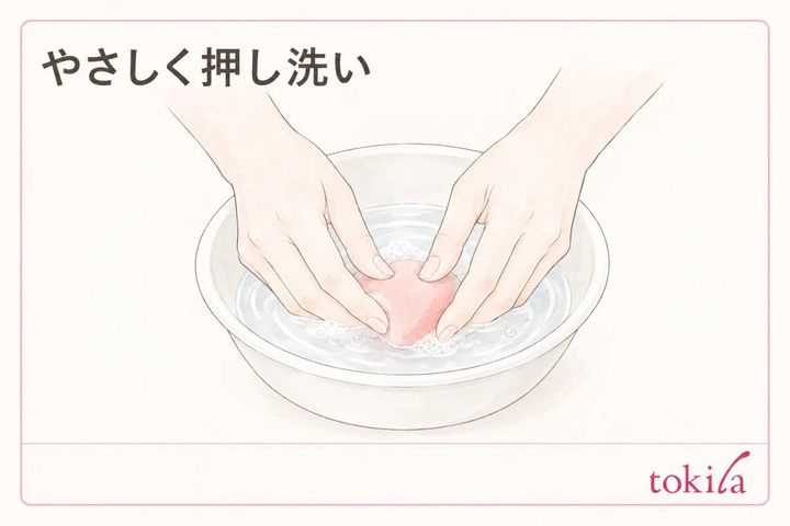 スポンジを強くねじらずやさしく押し洗いする図