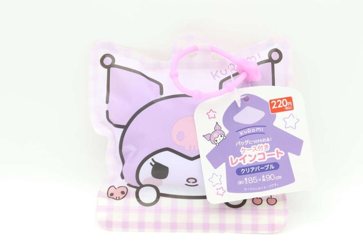 クロミのイラストが描かれたケース付きレインコートのパッケージ