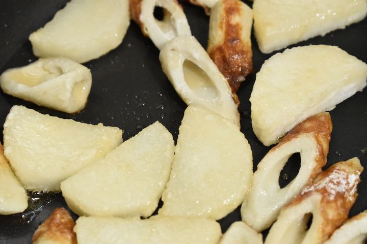 フライパンで焼いた長芋とちくわ