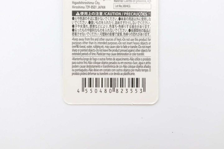 キーケースの商品タグの裏面、注意書きとJANコードが写っている