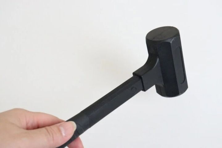 手が黒いショックレスハンマーのグリップ部分を握っている