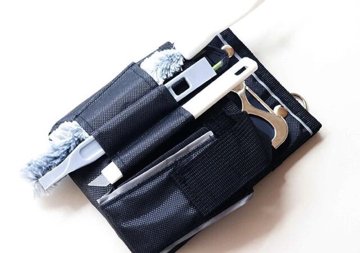 黒いツールポーチに掃除用ブラシやヘラが収納されている