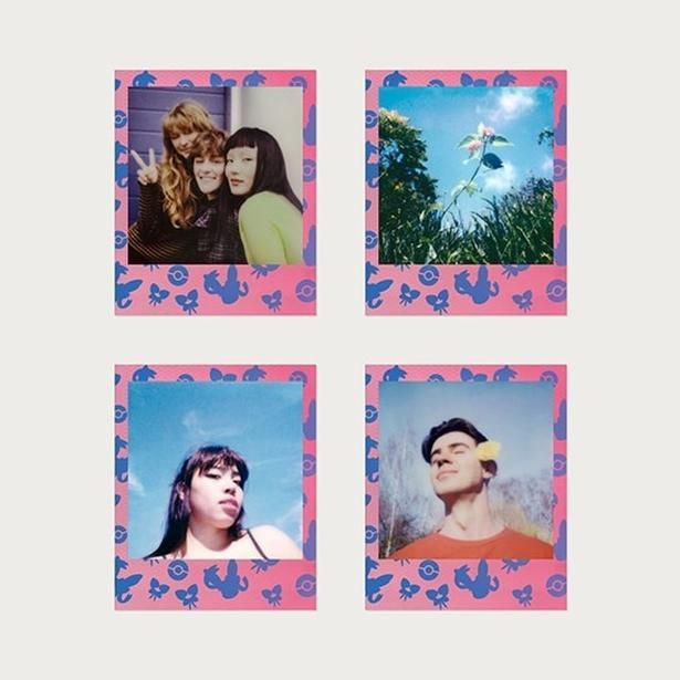 「Polaroid Go Color Film ニンフィア特別デザイン ダブルパック」(4480円/16枚入り)の作例。フレームにはニンフィアのシルエットやリボンのモチーフが散りばめられている